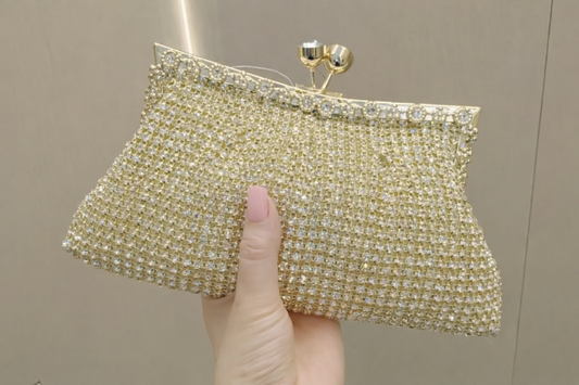 Clutch de fiesta glitter dorado con pedrería y cadena para colgar