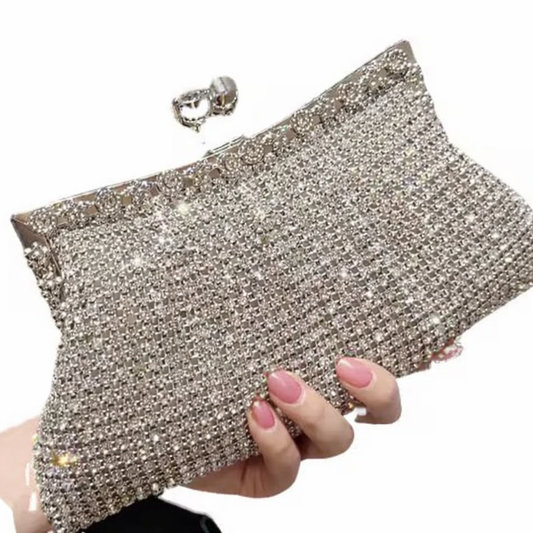 Clutch de fiesta glitter plateado con pedrería y cadena para colgar
