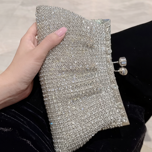 Clutch de fiesta glitter plateado con pedrería y cadena para colgar