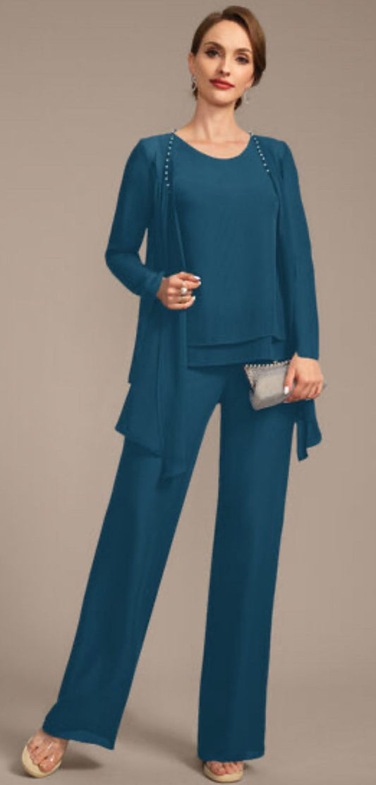 Traje de fiesta Tamy en color petróleo de 3 piezas aplicaciones sutiles en chaqueta