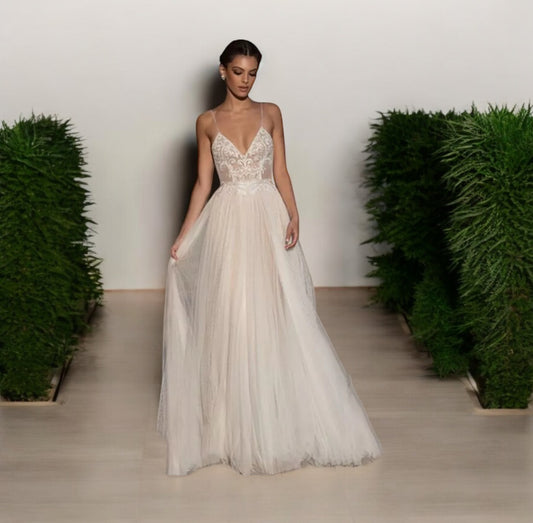 VESTIDO DE NOVIA MÍA  ESCOTADO EN LA ESPALDA ,TUL Y MACRAMÉ