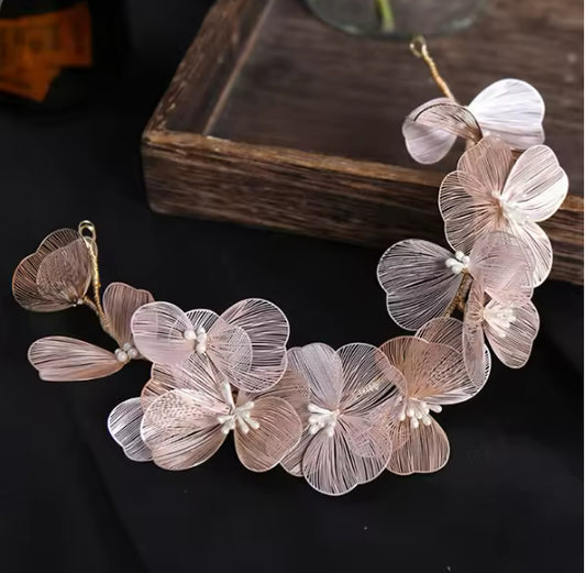 Tocado Anthonie con flores en color marfil estilo bohemio