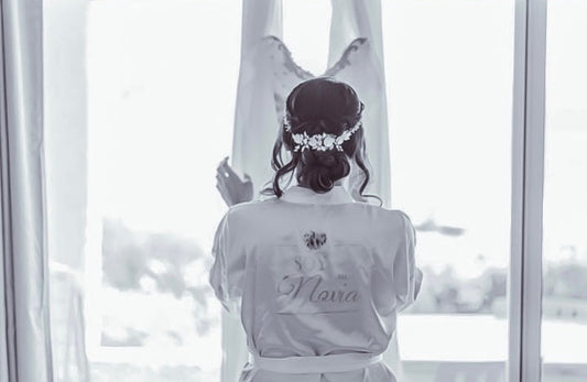 Bata de satin con encaje personalizada