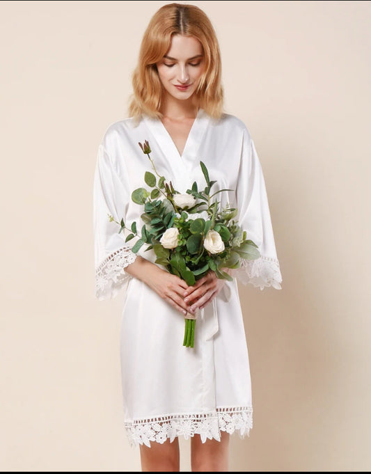 Bata de satin con encaje personalizada