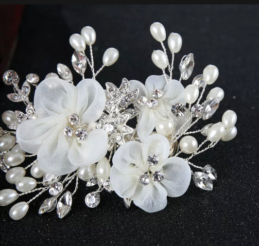 Tocado de cabello Edy en flores de tela y toques de perlas ,color plateado