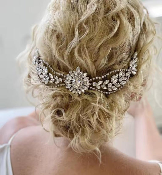 Tocado Ambar alargado con brillos y pedrería para moño o cabello tomado