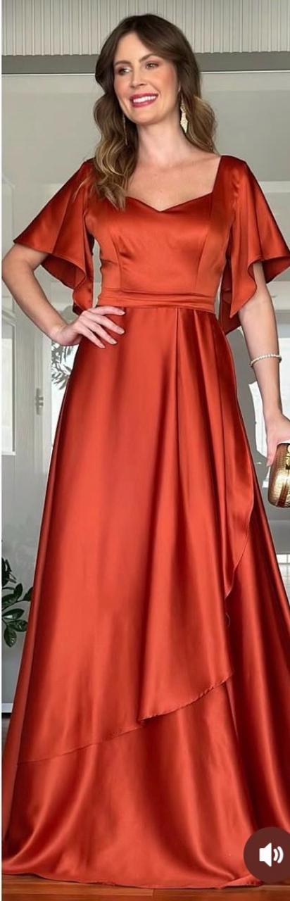 Vestido de fiesta Amanda en raso flex ,mangas y falda en capas