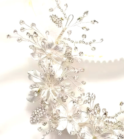 Tocado de cabello Max en color plata con aplicaciones y brillos