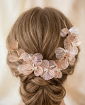 Tocado Anthonie con flores en color marfil estilo bohemio