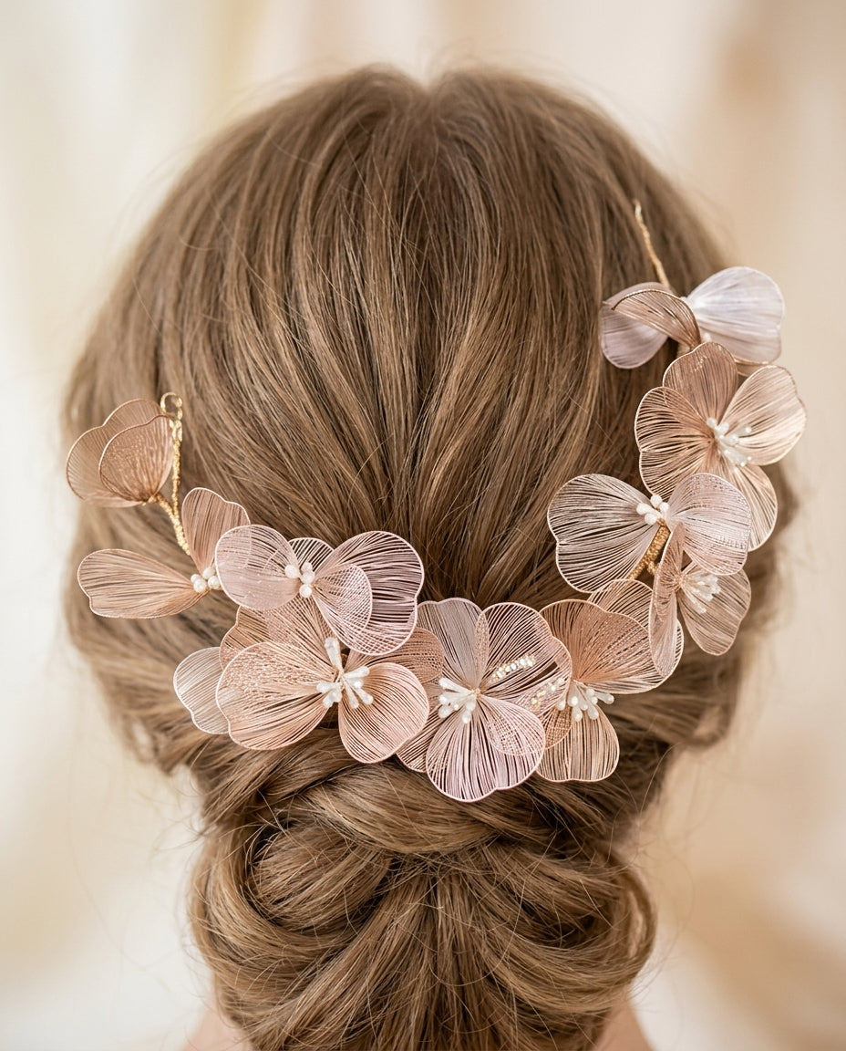 Tocado Anthonie con flores en color marfil estilo bohemio