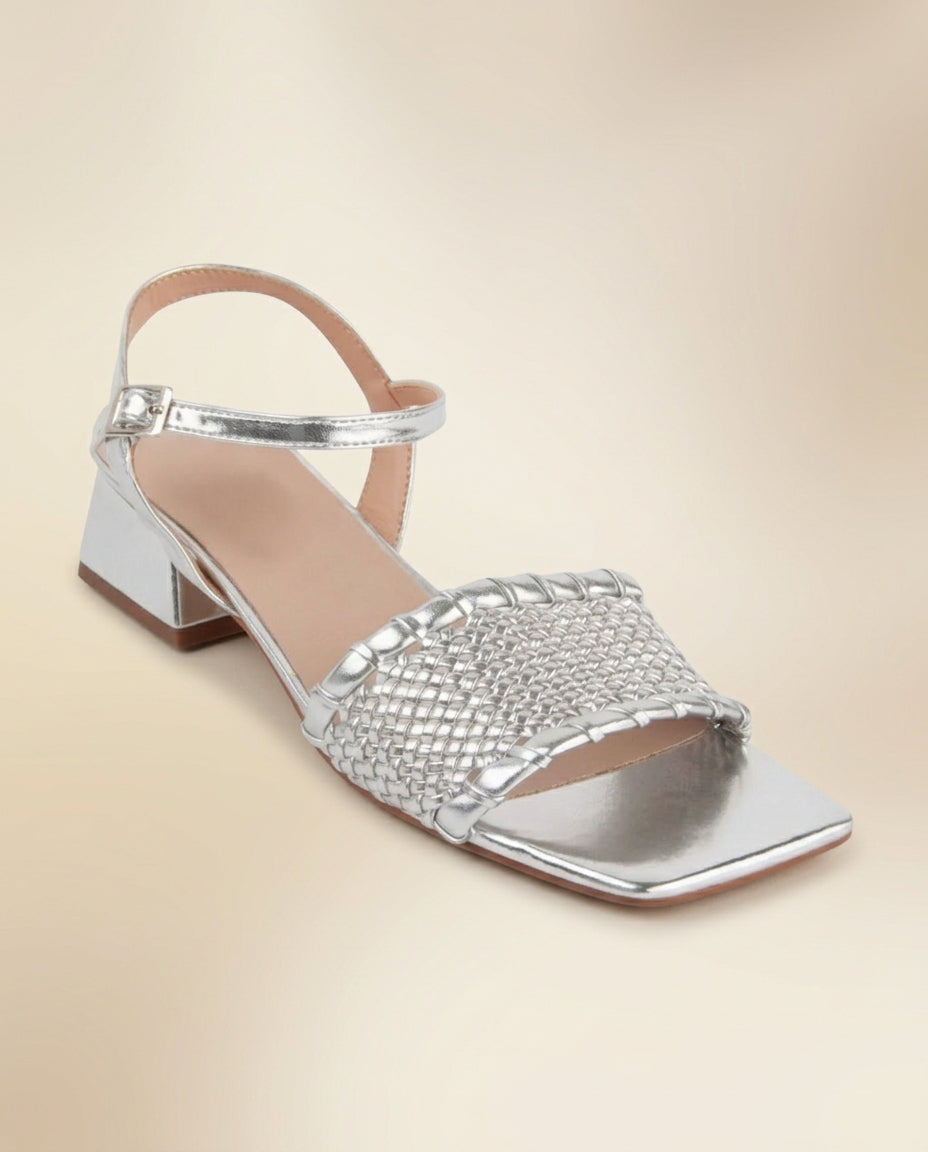Sandalia trenzado plata , taco 3 cms, procedencia España