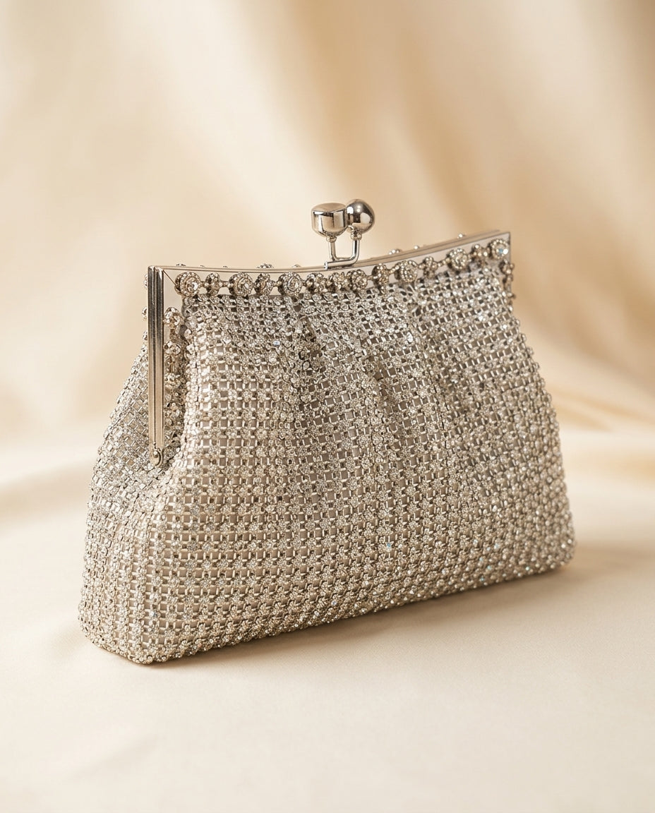 Clutch de fiesta glitter plateado con pedrería y cadena para colgar