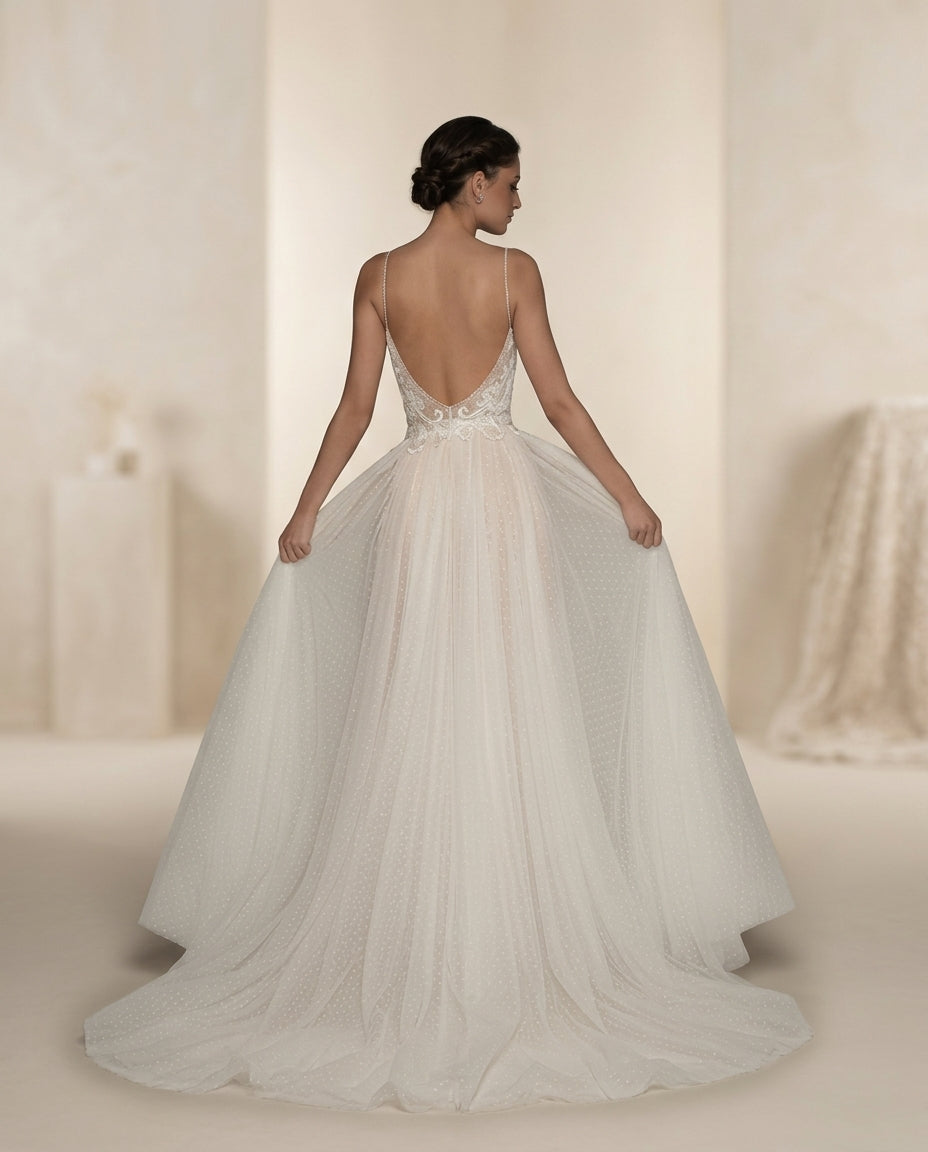 Vestido de novia Mia en tul y macramé, hermoso escote en la espalda
