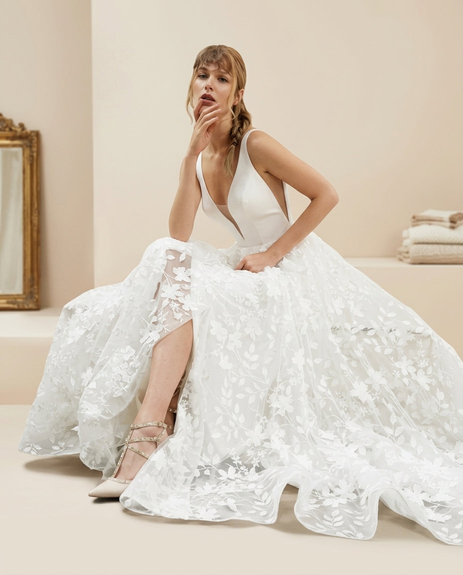 Vestido de novia Karla con flores en 3D estilo boho , gran escote frontal y en la espalda