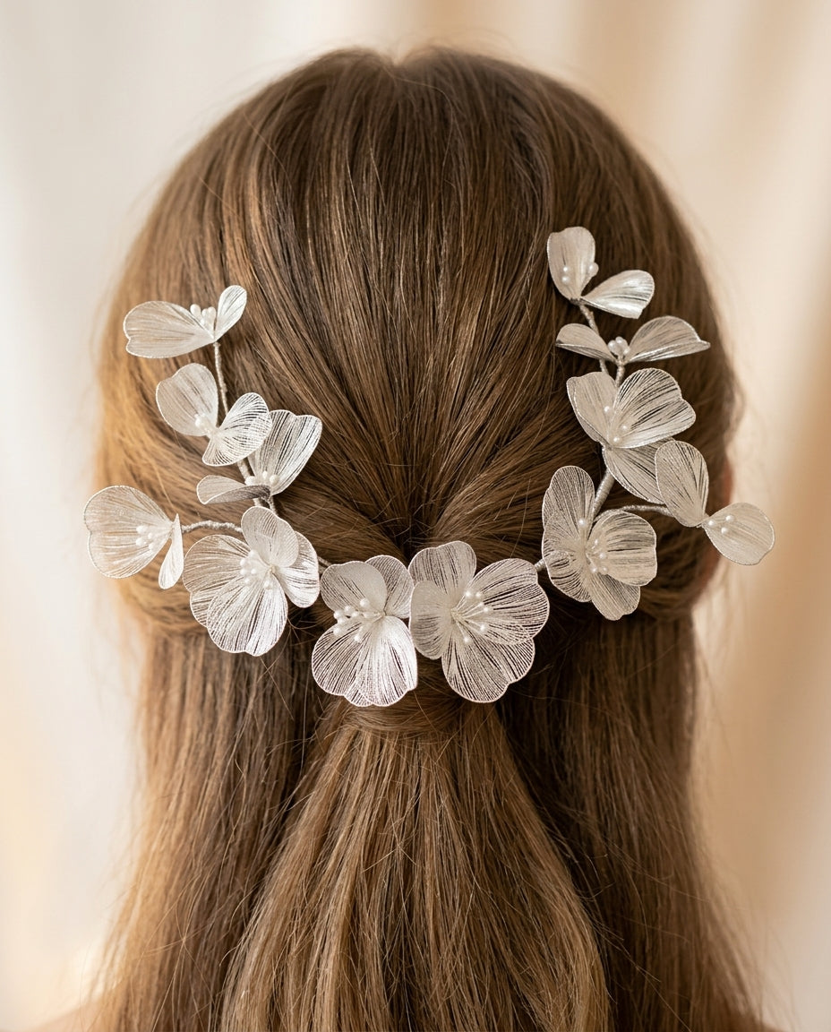 Tocado Anthonie con flores en color marfil estilo bohemio