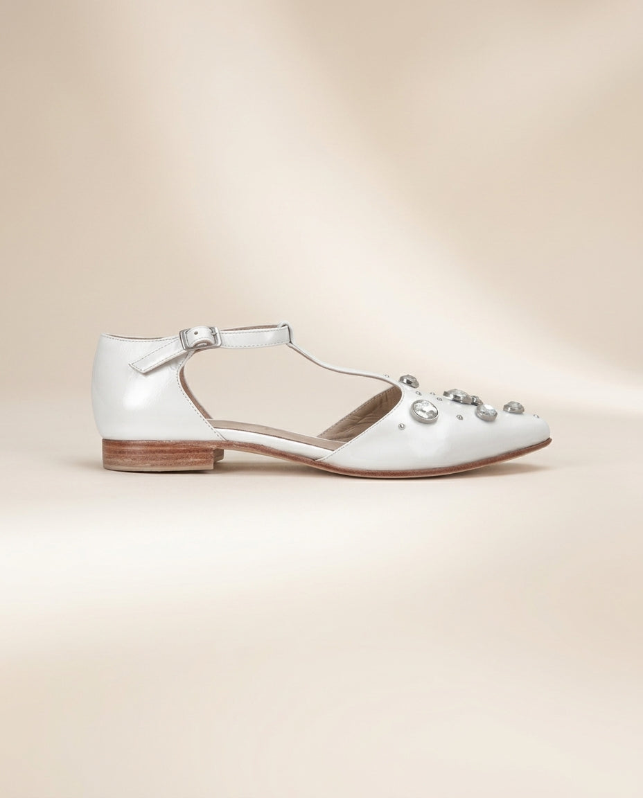 Sandalia de cuero para novia  Nashira, taco 2 cms con aplicaciones procedencia Argentina