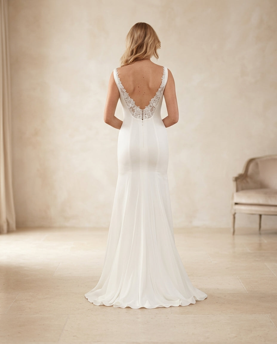 Vestido de novia Ellena estilo sirena con escote en la espalda y macrame