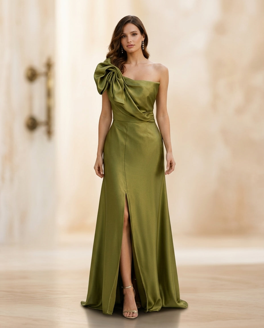 Vestido de fiesta jade en tela satinada y escote asimétrico