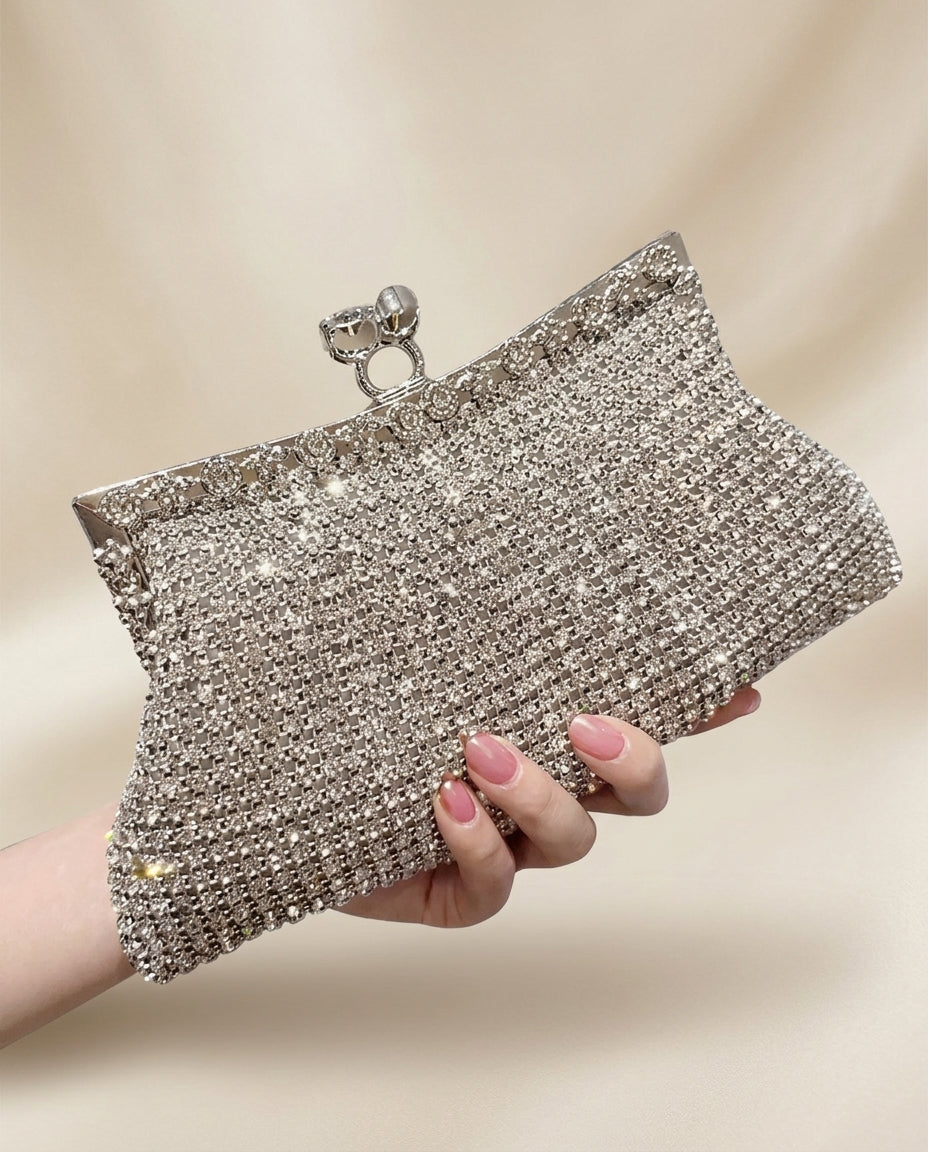 Clutch de fiesta glitter plateado con pedrería y cadena para colgar