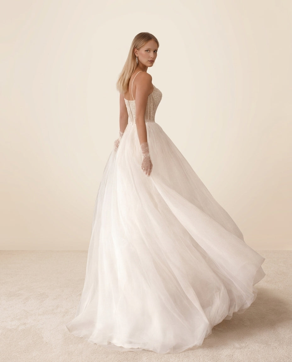 Vestido de novia Grace con corset bordado y falda de tul con abertura elegante