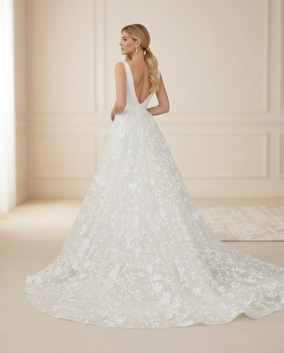 Vestido de novia Karla con flores en 3D estilo boho , gran escote frontal y en la espalda