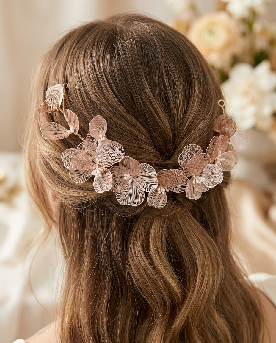 Tocado Anthonie con flores en color marfil estilo bohemio