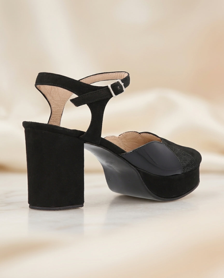 Sandalia de cuero para fiesta Arenaría negro, taco 9 cms y plataforma 2 cms, procedencia Argentina
