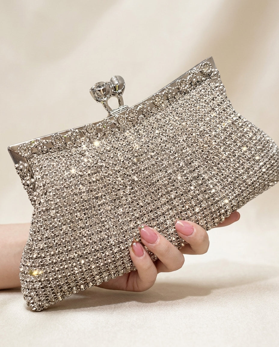 Clutch de fiesta glitter plateado con pedrería y cadena para colgar