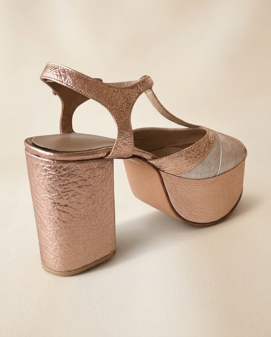 Sandalia de cuero para fiesta Allium cobre, taco 11 cms y plataforma 5,5 cms procedencia Argentina
