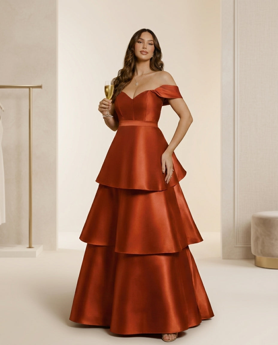 Vestido de fiesta Anette con capas y tela satinada