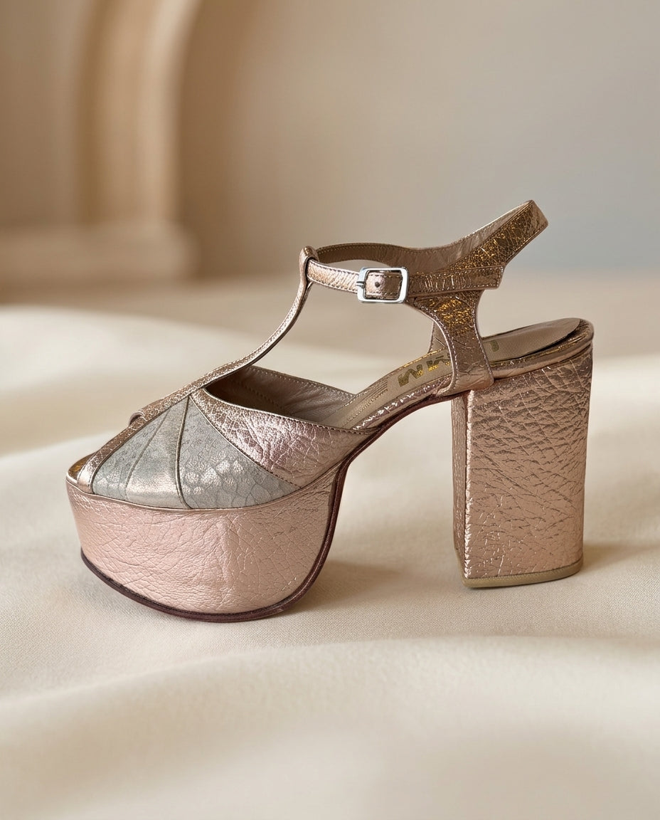 Sandalia de cuero para fiesta Allium cobre, taco 11 cms y plataforma 5,5 cms procedencia Argentina