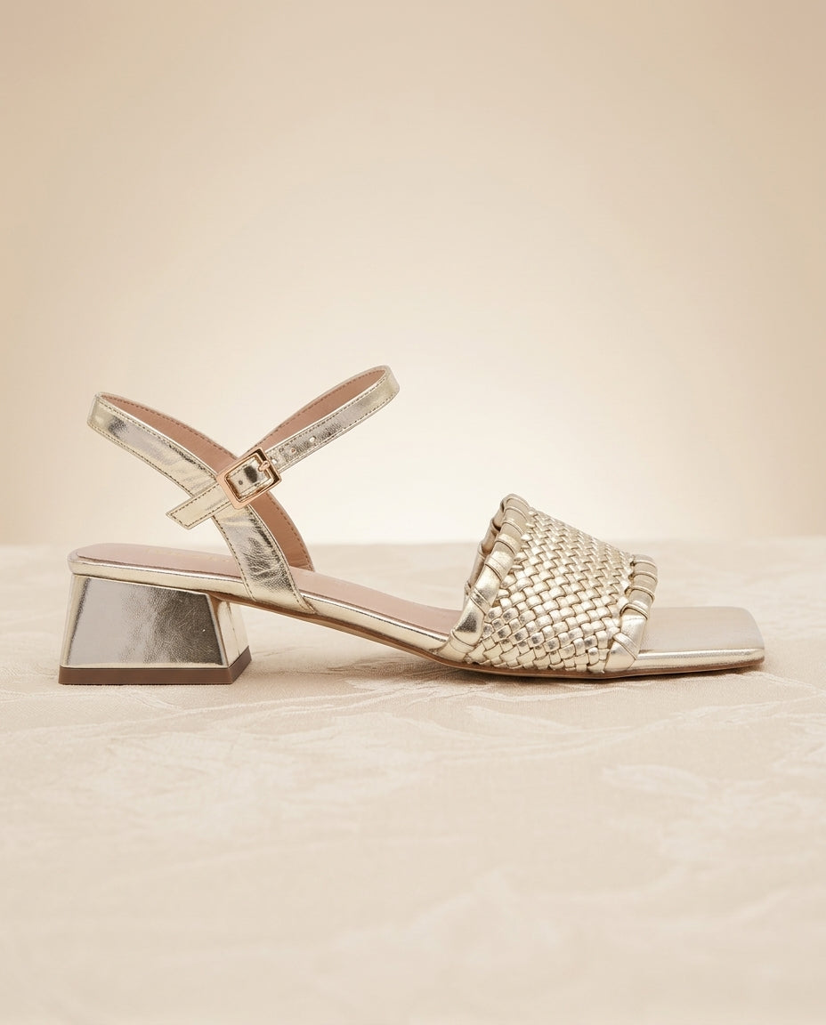 Sandalia trenzada oro , taco 3 cms, procedencia España