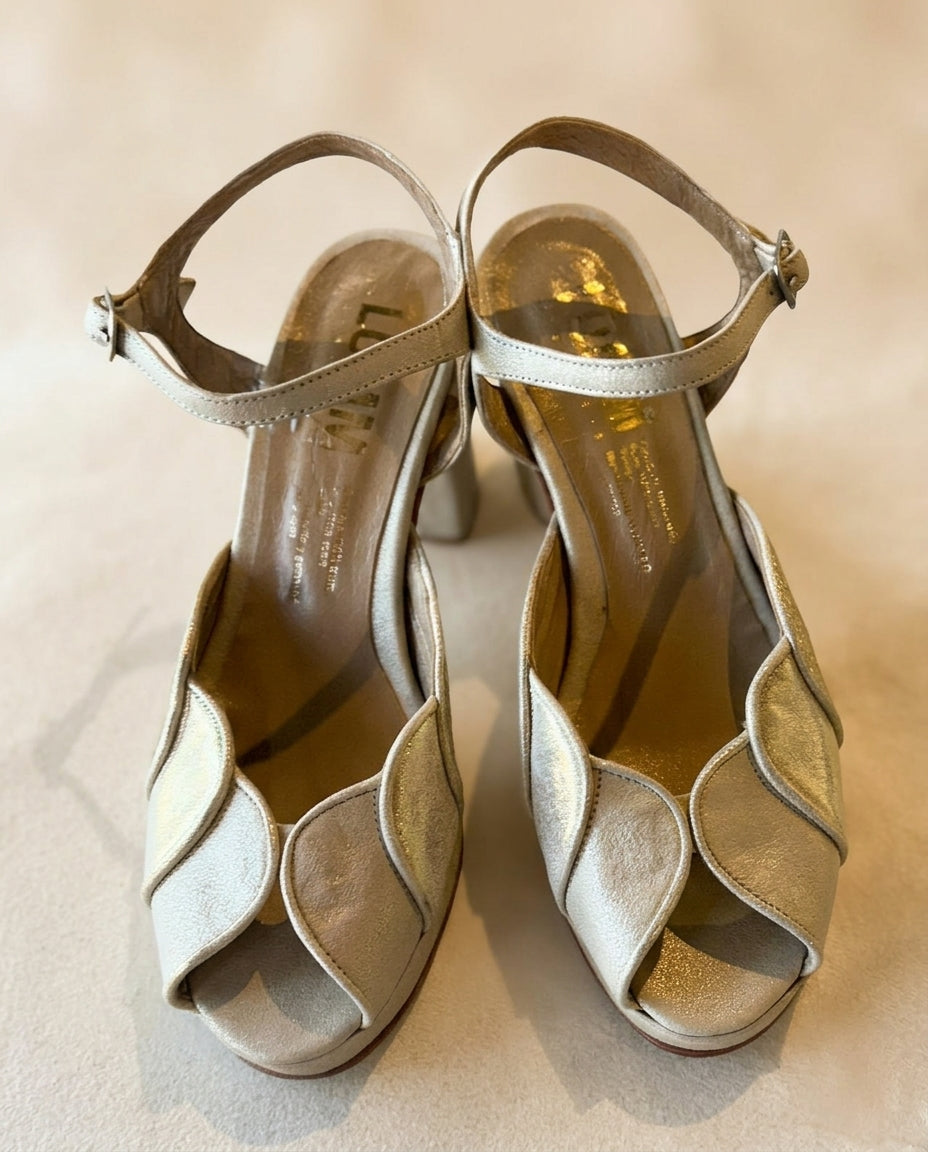 Sandalia de cuero para novia y fiesta Raye, taco 8 cms y plataforma 2 cms procedencia Argentina