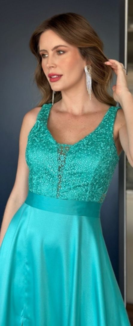 VESTIDO DE FIESTA MONYC , BRILLO ARRIBA Y FALDA LISA EN TONOS MENTA Y TURQUESA