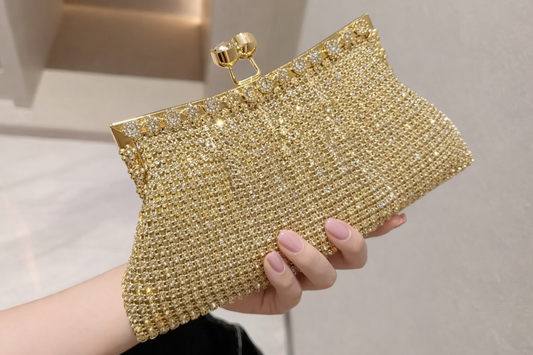 Clutch de fiesta glitter dorado con pedrería y cadena para colgar