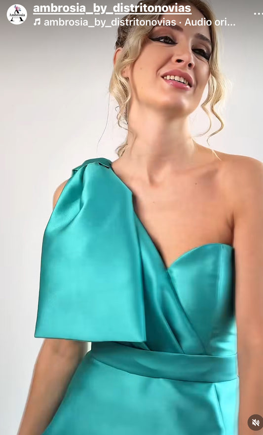 VESTIDO DE FIESTA BETH EN TURQUESA Y DETALLE EM MOÑO APLICACION ESCOTE CORAZÓN