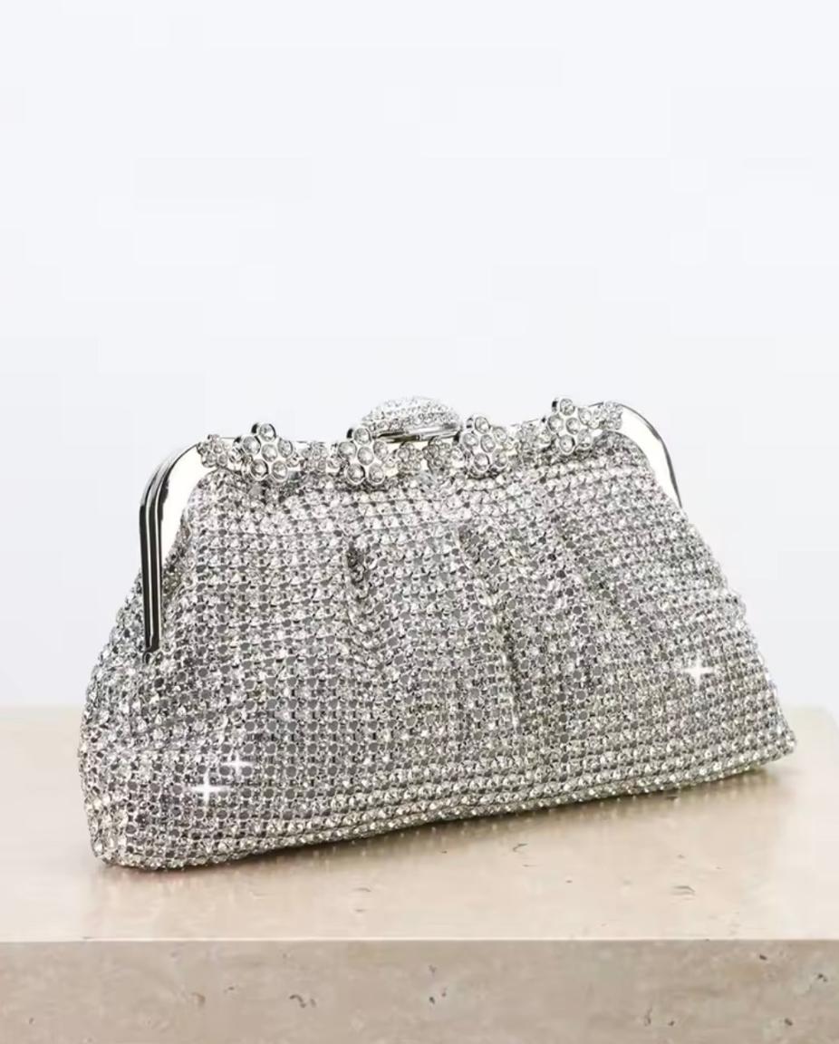 Clutch de fiesta Luxor plateado pedrería y cadena para colgar