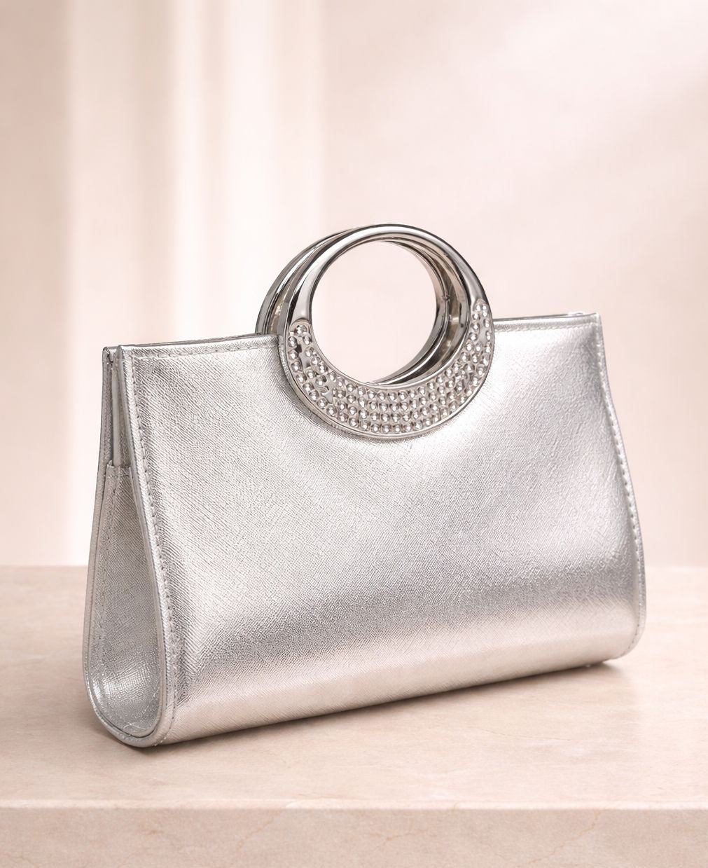 Bolso de fiesta Dore star en tono plateado  y aplicaciones brillantes con mango y cadena para colgar