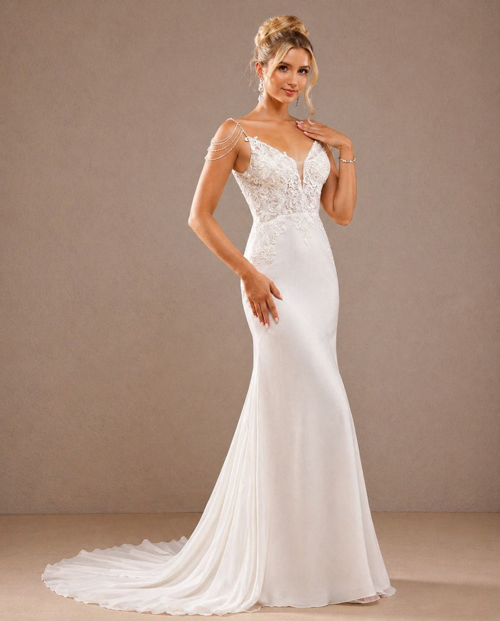 Vestido de novia Rose estilo sirena ,aplicaciones en tirantes y botones en la cola