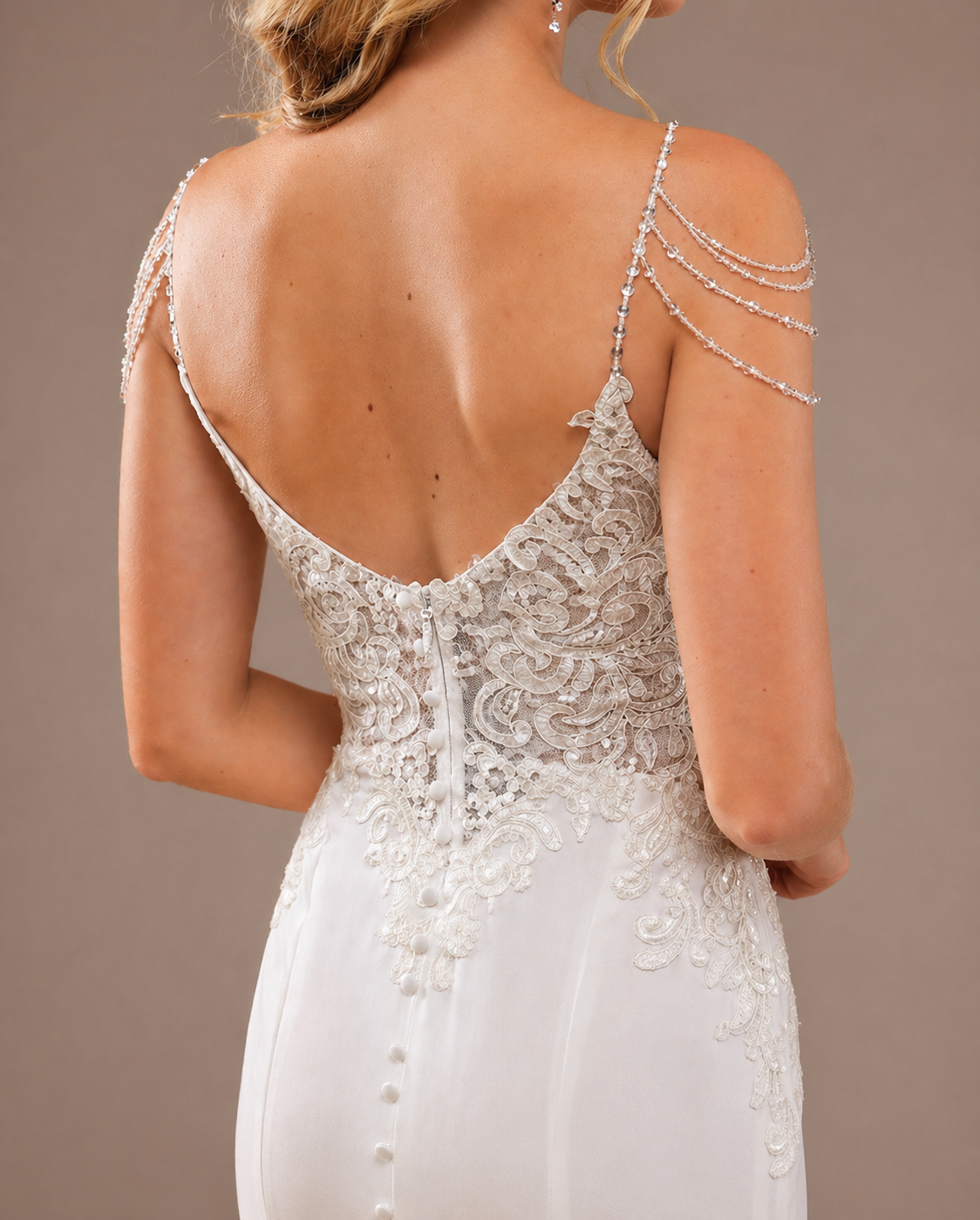 Vestido de novia Rose estilo sirena ,aplicaciones en tirantes y botones en la cola