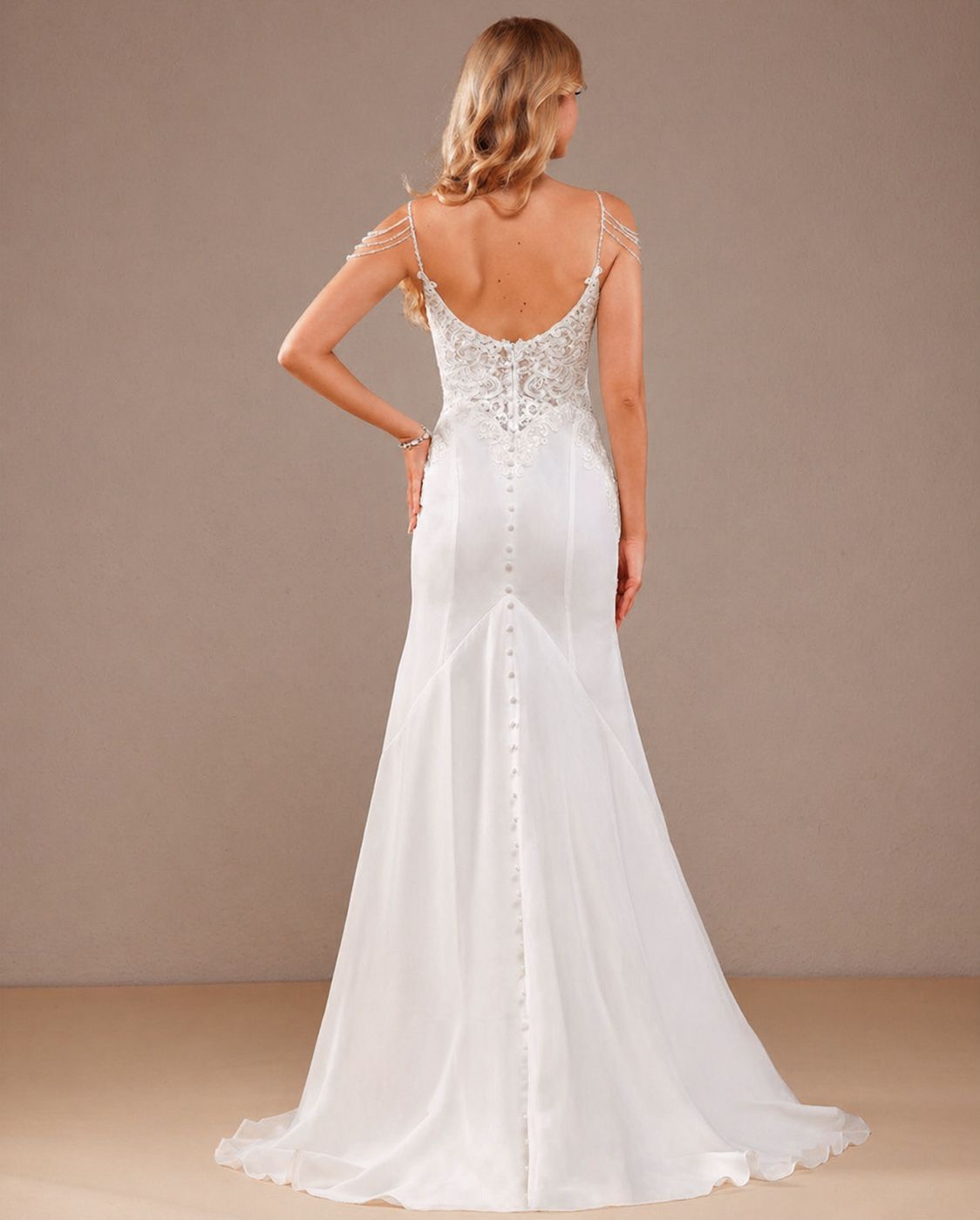 Vestido de novia Rose estilo sirena ,aplicaciones en tirantes y botones en la cola