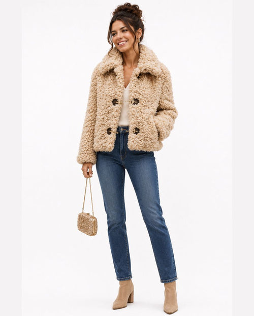 Chaqueta tipo cordero con broches metálicos