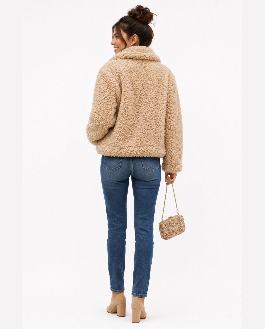 Chaqueta tipo cordero con broches metálicos