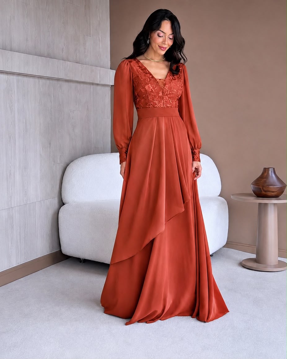 Vestido de fiesta Mariela con cuerpo bordado y falda fluida