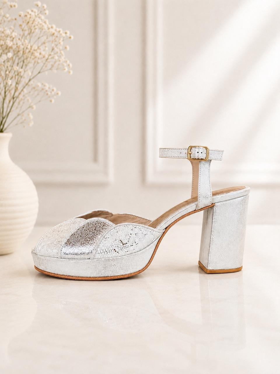 Sandalia de cuero para novia y fiesta  Raye plata/nude taco 8 cms y plataforma 2 cms procedencia Argentina