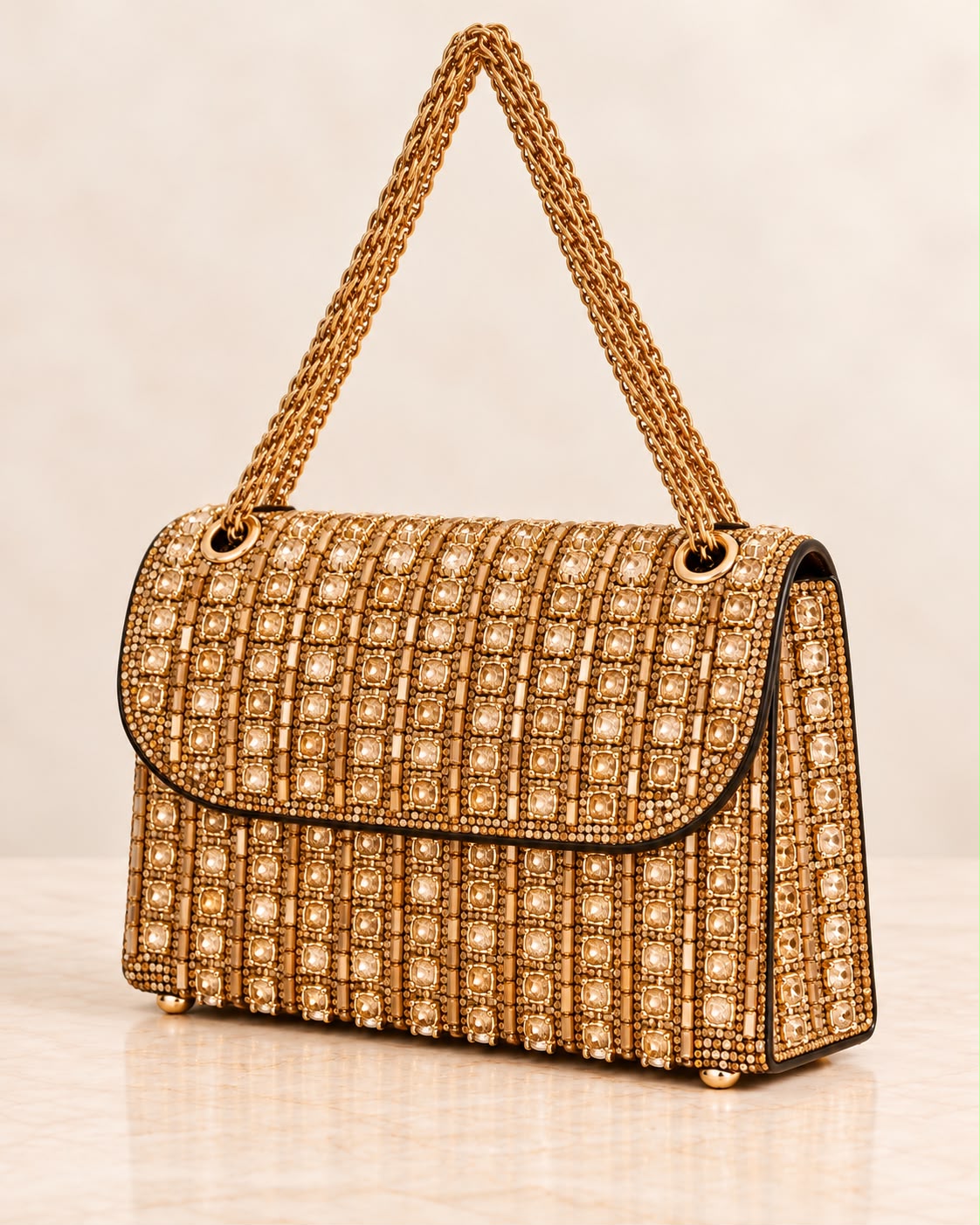 Bolso de fiesta Dorian dorada  con cristales brillantes y cadena para colgar