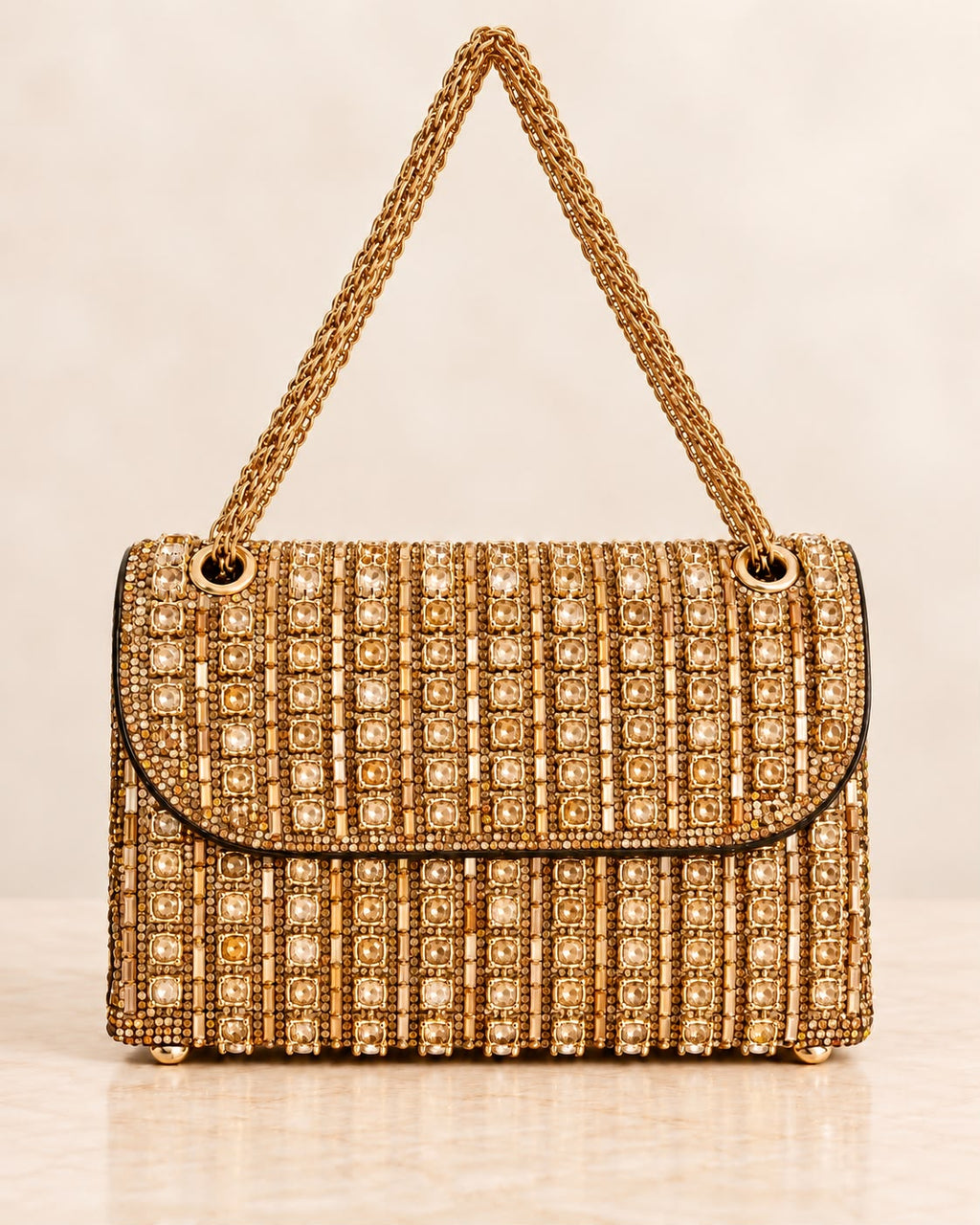 Bolso de fiesta Dorian dorada  con cristales brillantes y cadena para colgar