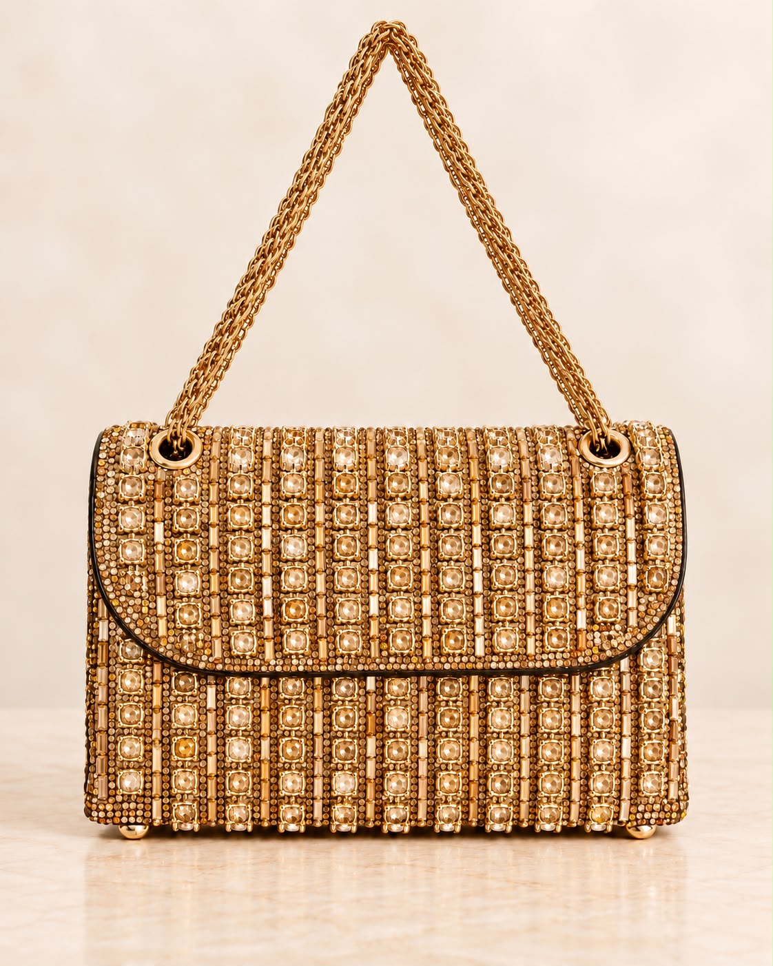 Bolso de fiesta Dorian dorada  con cristales brillantes y cadena para colgar