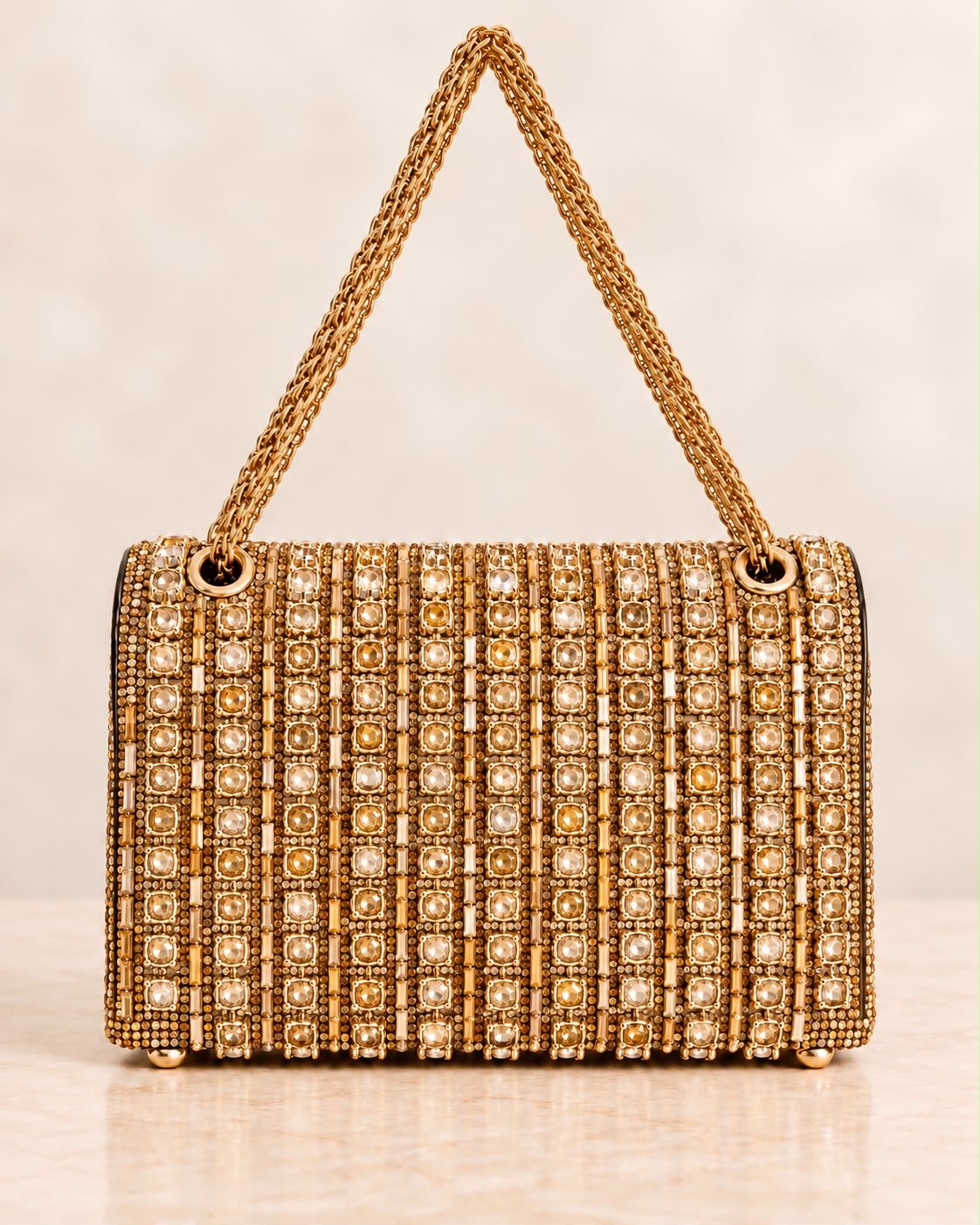 Bolso de fiesta Dorian dorada  con cristales brillantes y cadena para colgar