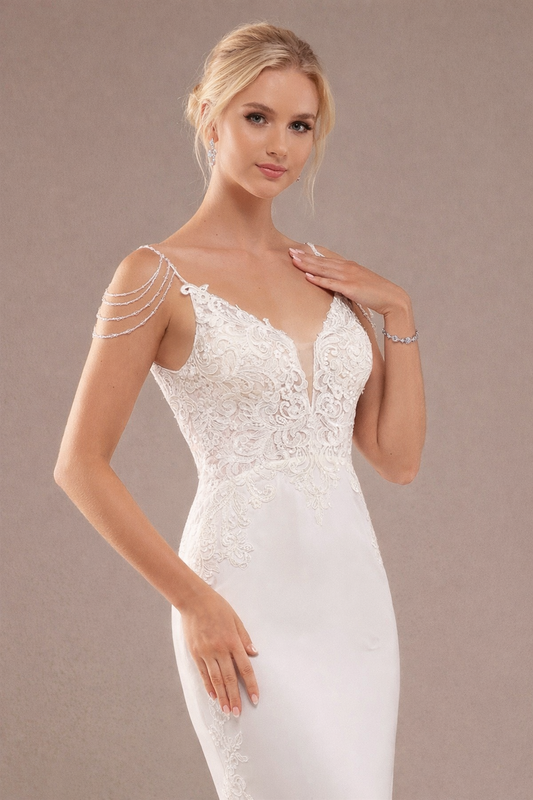 Vestido de novia Rose estilo sirena ,aplicaciones en tirantes y botones en la cola